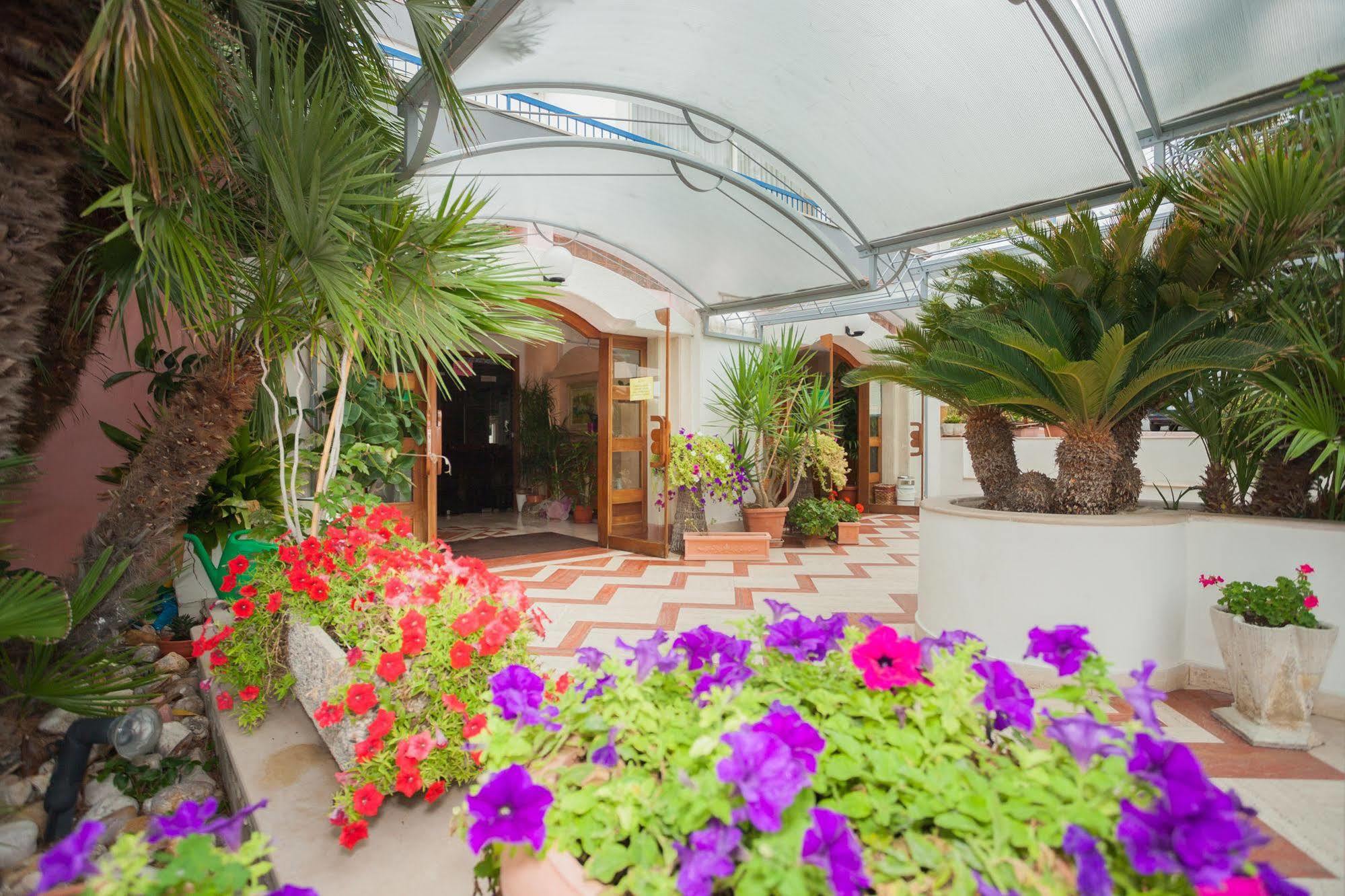 Hotel Baia Santa Barbara Rodi Garganico Bagian luar foto