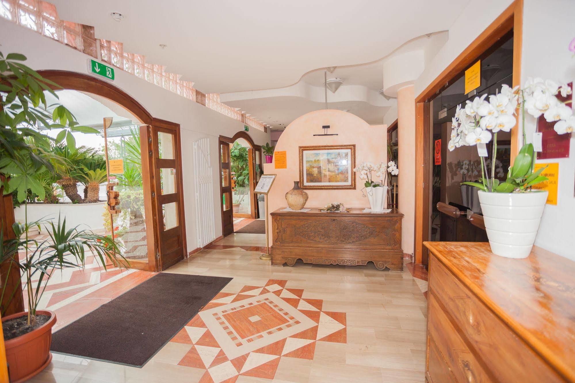 Hotel Baia Santa Barbara Rodi Garganico Bagian luar foto