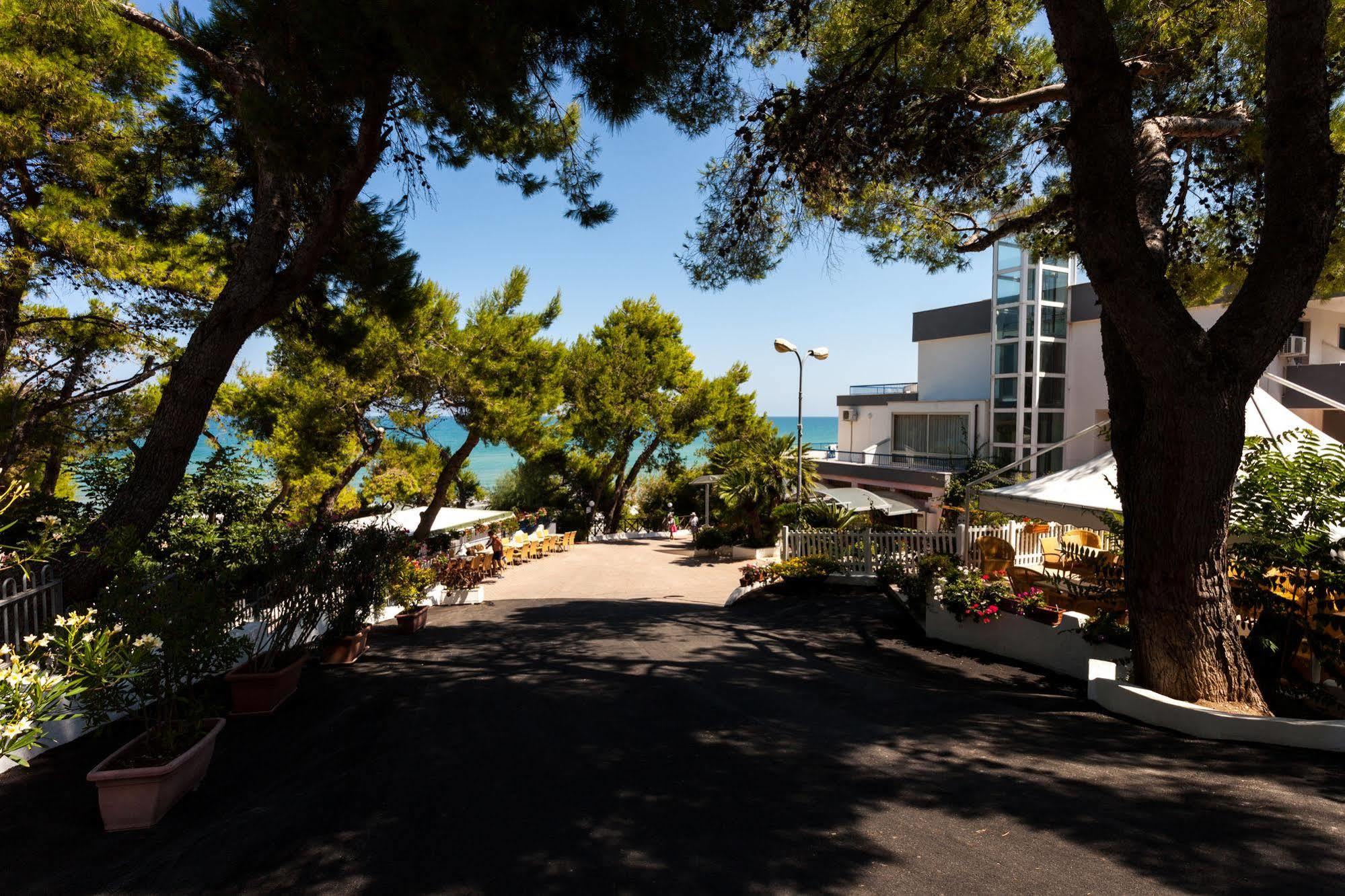 Hotel Baia Santa Barbara Rodi Garganico Bagian luar foto